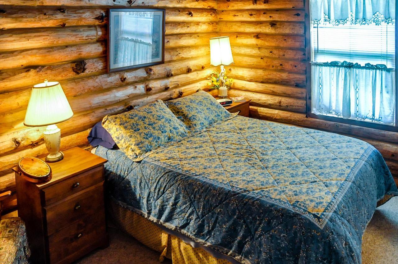 Log Home On Lopez-Spencer Spit Port Stanley Экстерьер фото